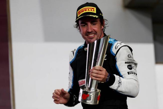 Fernando Alonso con su trofeo de tercero en Losail
