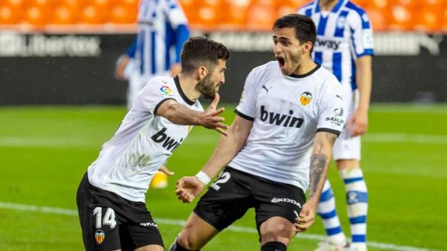 Gayá y Maxi Gómez celebrando un gol con el Valencia