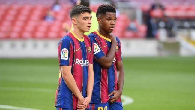 Pedri y Ansu Fati en un partido con el FC Barcelona