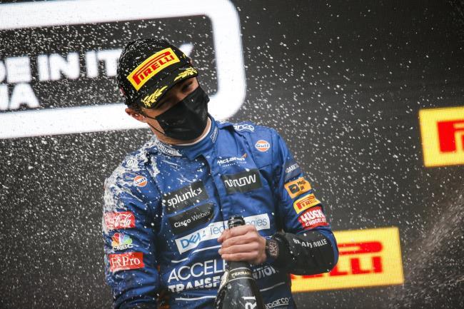 Lando Norris celebrando su podium en Imola