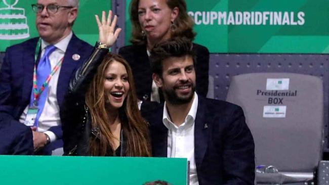 Piqué junto a Shakira, su pareja, en 2019