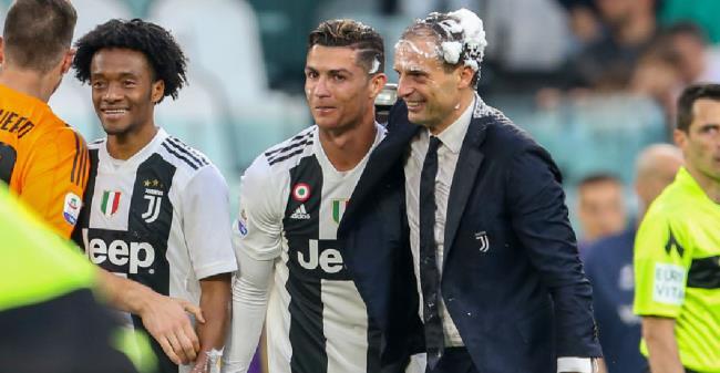 Allegri celebrando un título con CR7 en la Juventus
