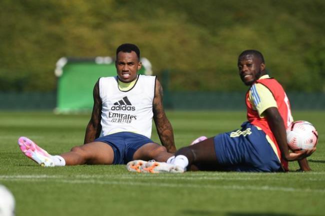 Gabriel y Pépé descansando tras un entrenamiento con el Arsenal