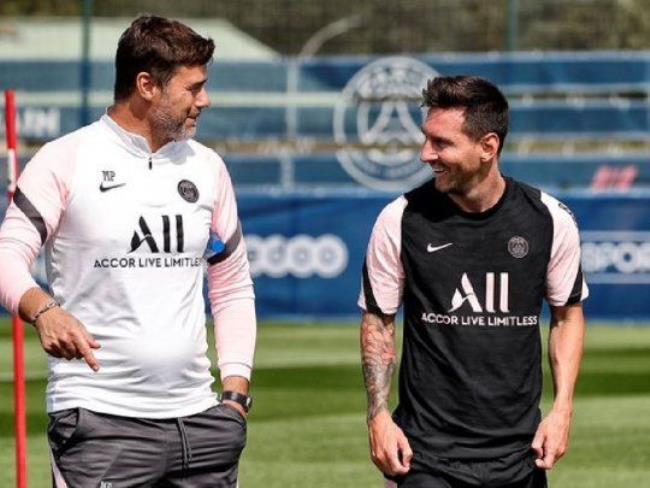 Pochettino y Messi durante una sesión de entrenamiento del PSG