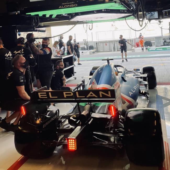 Logo 'el Plan' en al alerón del Alpine