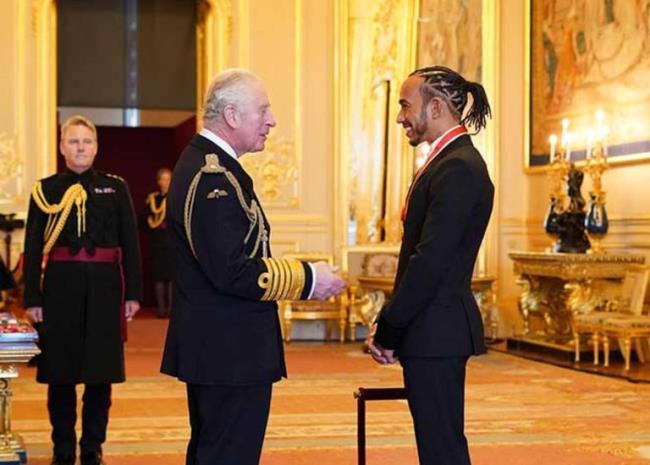 Lewis siendo condecorado como Sir del Imperio Británico