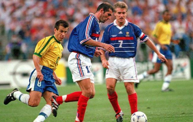 Zidane y Deschamps en la final del mundial de 1998