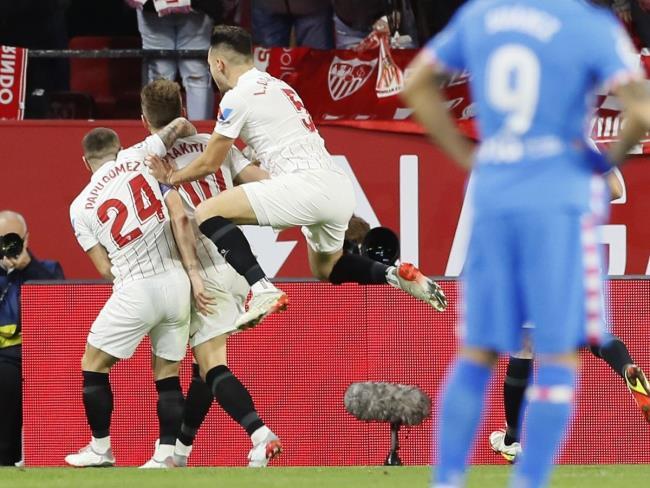 El Sevilla celebra el primer gol de la noche para desesperación de Suárez