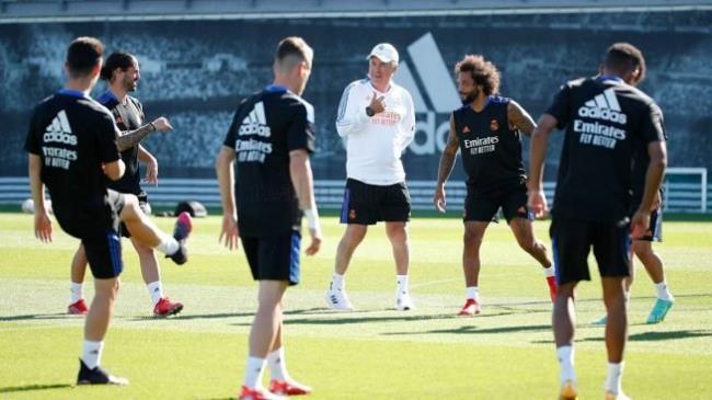 Ancelotti dirigiendo un entrenamiento esta temporada