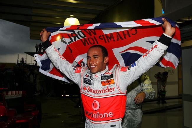 Hamilton celebrando el título de 2008, el primero de su lista