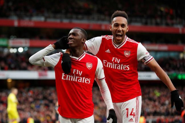 Nketiah y Aubameyang celebrando un gol con el Arsenal