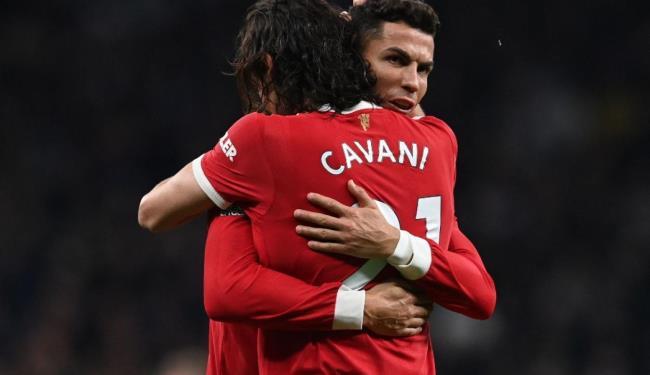 Cristiano y Cavani celebrando un gol con el United