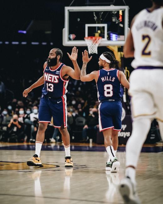 James Harden y Patty Mills