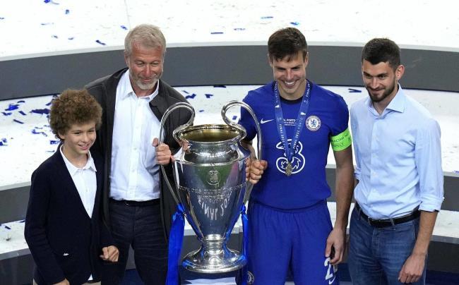 Abramóvich junto a la Champions tras la final