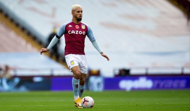 Douglas Luiz con el Aston Villa