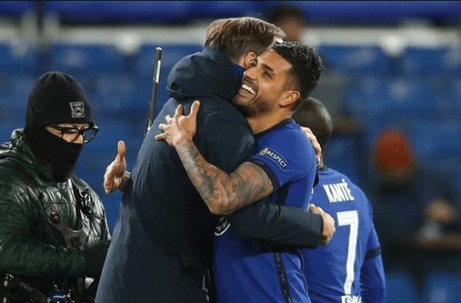 Tuchel abrazándose con Emerson Palmieri la pasada temporada