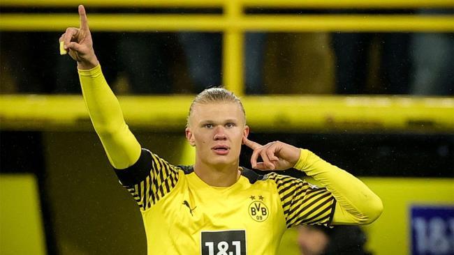 Haaland celebrando un gol con el Borussia