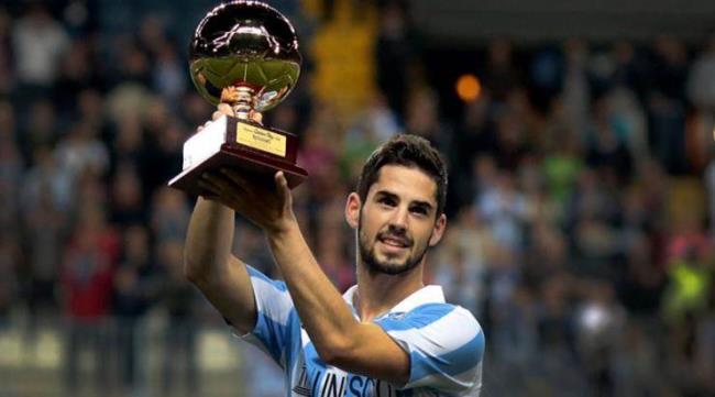 Isco mostrando el trofeo de Golden Boy en 2012