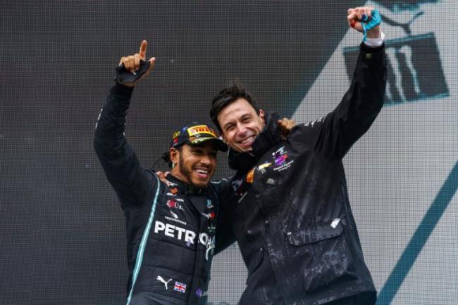 Lewis Hamilton y Toto Wolff podio