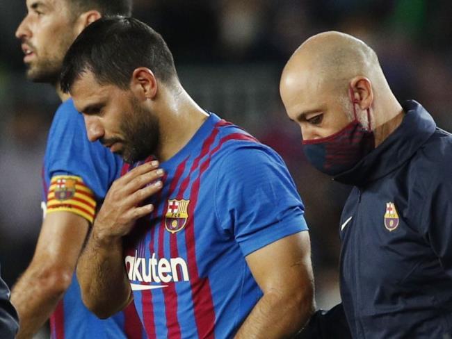 Agüero retirándose tras los problemas de corazón en el Barça