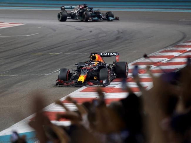 Max Verstappen y Lewis Hamilton en Abu Dhabi