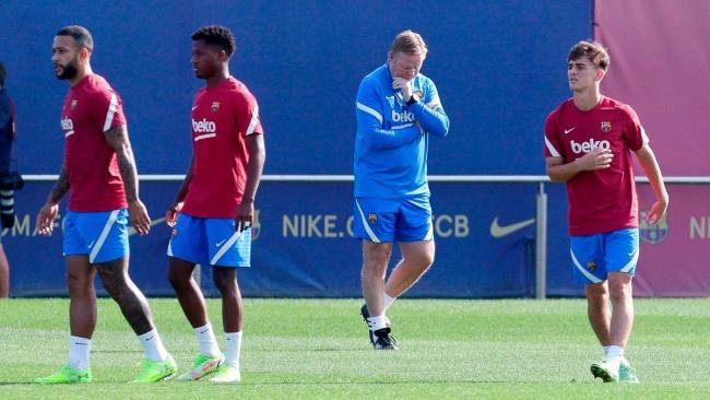 Koeman y Gavi durante una sesión de entrenamiento