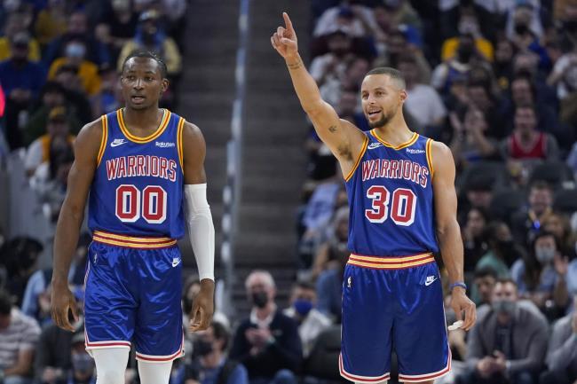 Jonathan Kuminga y Stephen Curry