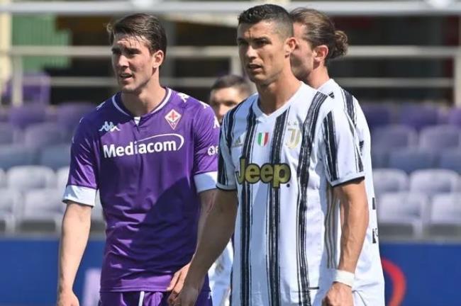 Vlahovic y Cristiano Ronaldo durante un partido de la Serie A
