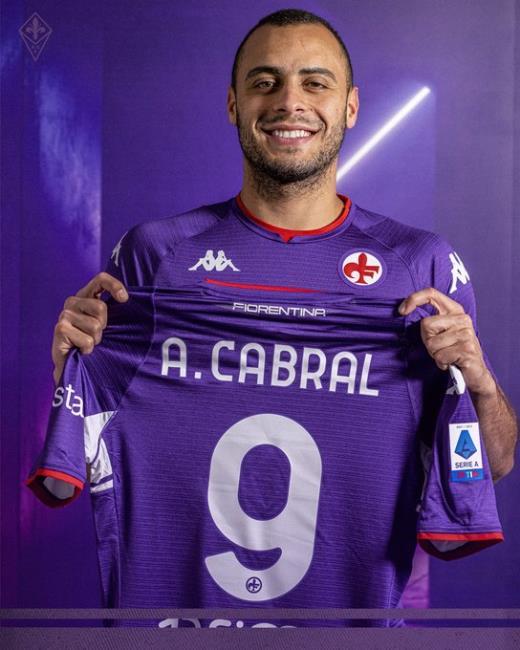 Cabral en su presentación con la Fiorentina