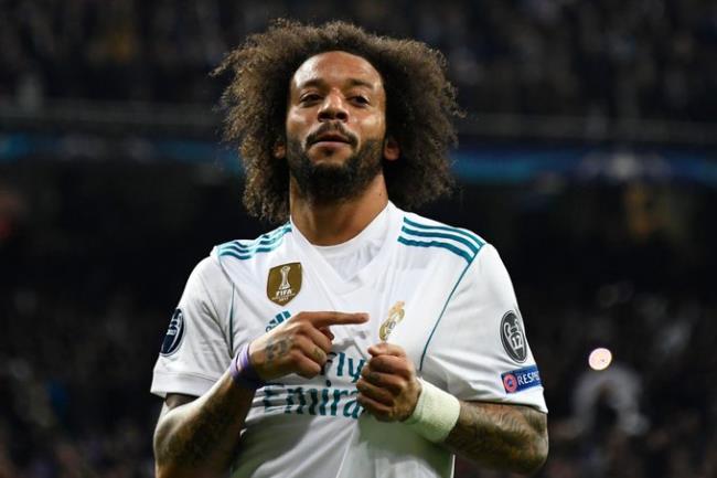 Marcelo señalándose el escudo del Real Madrid