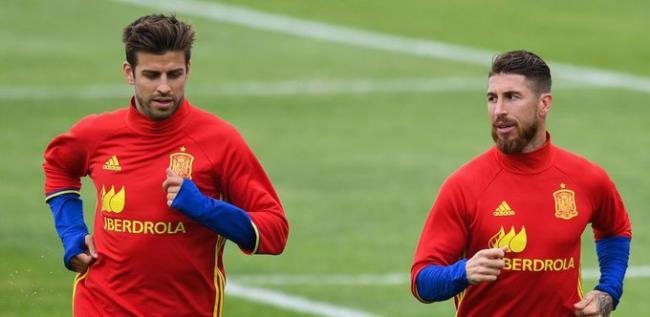 Piqué y Ramos en un entrenamiento con la selección
