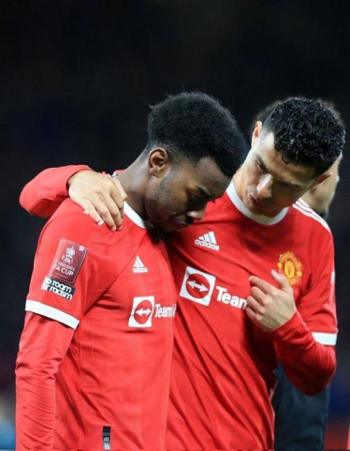 Cristiano Ronaldo consolando a Elanga tras errar el penalti