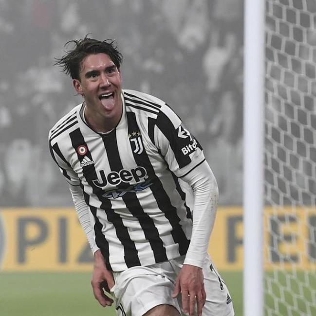 Vlahovic celebrando su primer gol con la Juventus