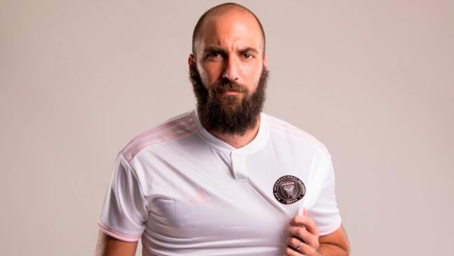 Higuaín posa con la camiseta del Inter Miami
