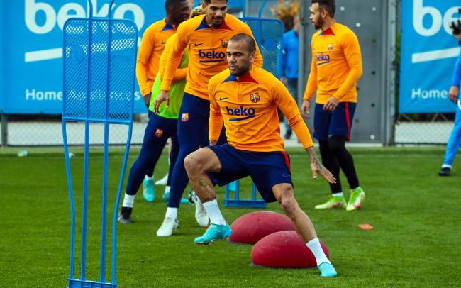 Dani Alves en un entrenamiento