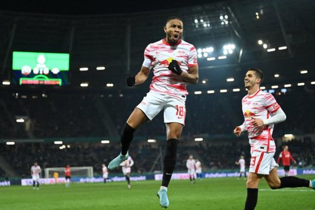 Nkunku celebrando un gol con el RB Leipzig