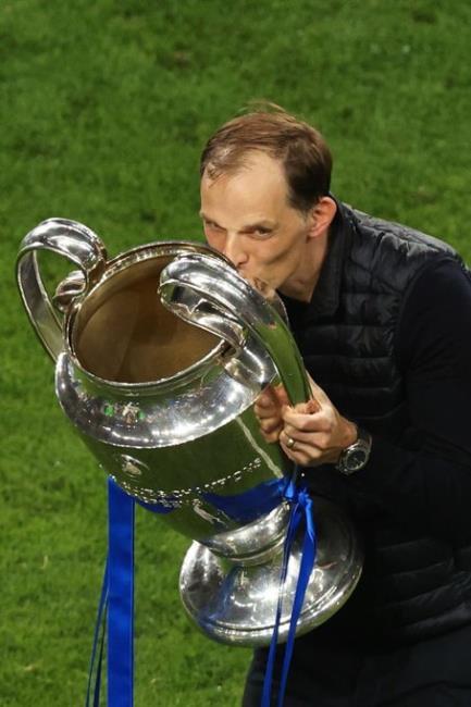 Tuchel besando la copa de la Champions League conquistada la temporada pasada
