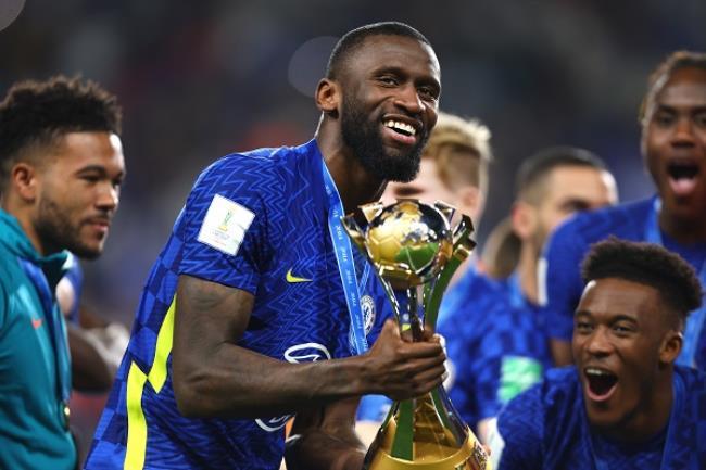 Antonio Rüdiger con el trofeo de Campeones del Mundial de Clubes