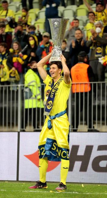 Pau Torres con la Europa League