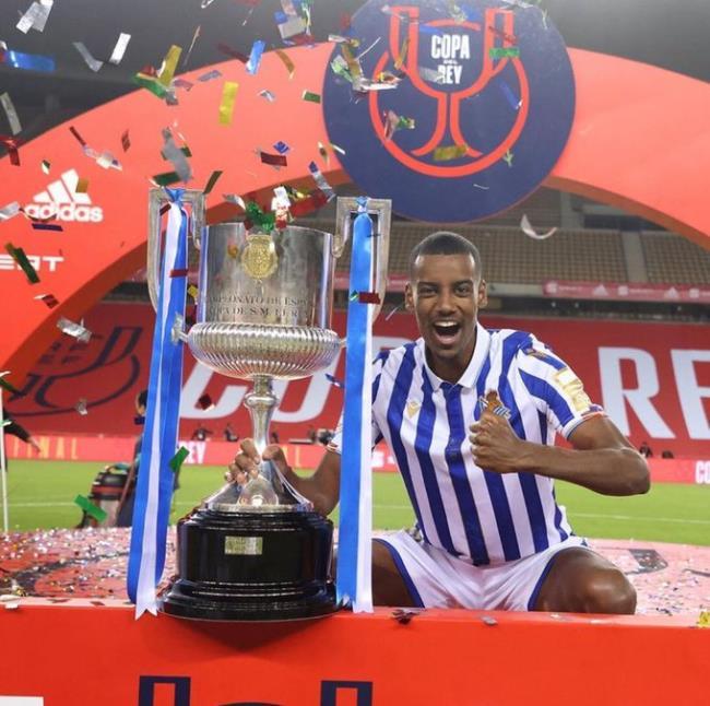 Isak levantando la Copa del Rey