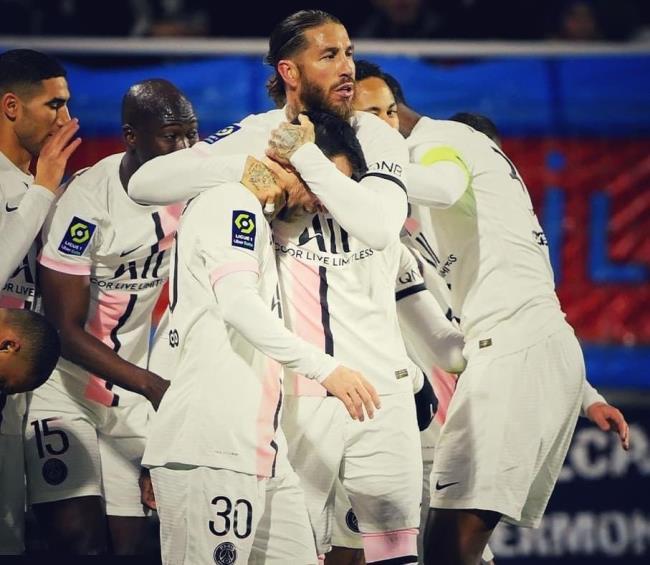 Sergio Ramos celebrando un gol con Messi