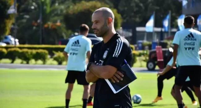 Mascherano entrenando a la selección sub.20 de Argentina