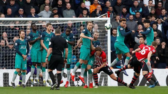 Ward-Prowse lanzando una falta