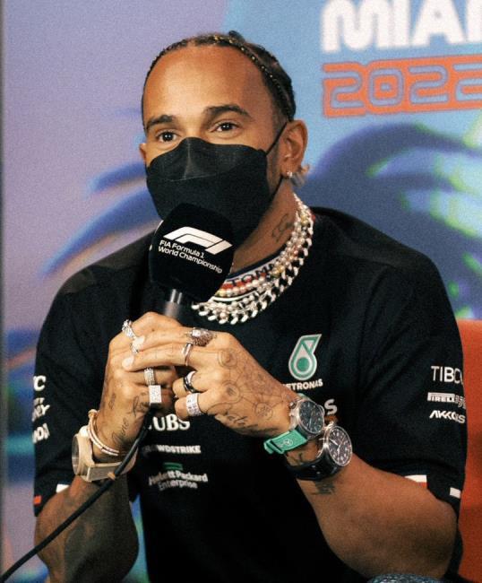 Hamilton con sus joyas en señal de protesta