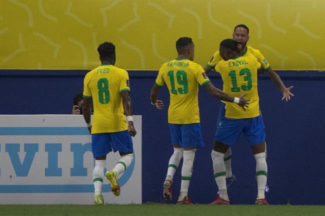 Neymar celebrando un gol con Brasil junto a Raphinha, entre otros