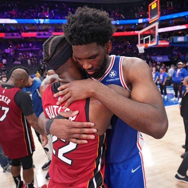 Embiid y Buttler abrazándose tras  el partido