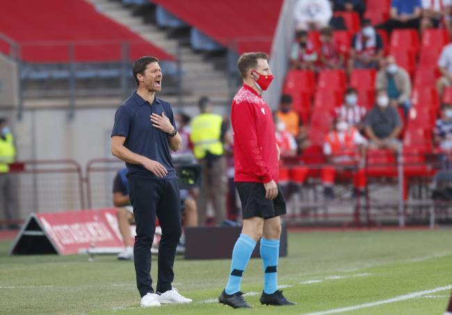 Xabi Alonso dirigiendo un encuentro de la Real Sociedad B