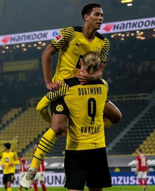 Jude Bellingham y Haaland celebrando un gol