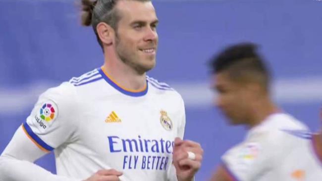 Bale sonriendo tras ser pitado