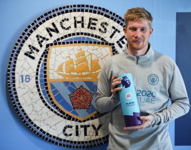 De Bruyne con el trofeo a mejor jugador del año